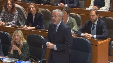 Jorge Azcón durante la sesión de control en las Cortes de Aragón. / Aragón TV