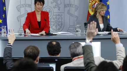 La ministra de Educación, Formación Profesional y Deportes y portavoz del Gobierno, Pilar Alegría (d), y la ministra de Inclusión, Seguridad Social y Migraciones, Elma Saiz, durante la rueda de prensa posterior a la reunión del Consejo de Ministros, este martes en el Palacio de la Moncloa. / EFE. Chema Moya