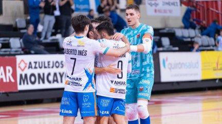 El equipo celebra un gol