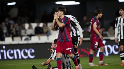Javi Hernández se lamenta tras una acción en el duelo ante el Cartagena.