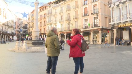 Varios turistas en la plaza del Torico de Teruel. / Aragón TV