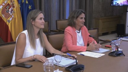 Sara Aagesen, a la izquierda, junto a Teresa Ribera en una reunión. / Aragón TV