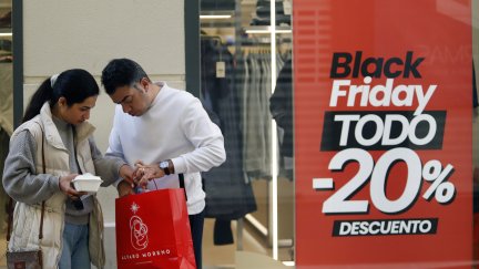Imagen de archivo de un escaparate con descuentos por el Black Friday. / Europa Press