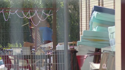 Trabajadores limpian y reparan mobiliario afectado por el humo en la residencia. / Aragón TV