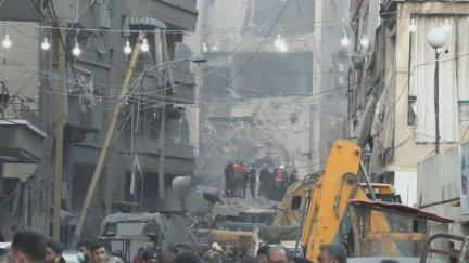 El edificio ha quedado totalmente destruido tras el ataque. / AFP
