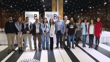 Foto de familia de los galardonados por la Fundación Aragonesista 'Chesús Bernal'. / Aragón Tv