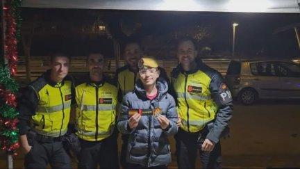 El joven con miembros de la UME de Zaragoza.