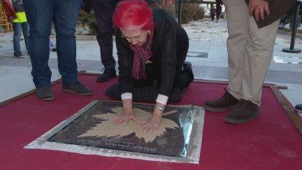Rosa María Calaf deja sus huellas en el paseo de las Estrellas de Cariñena. / Aragón TV