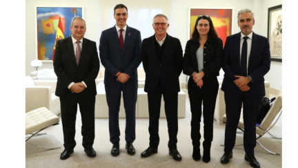 El presidente del Gobierno se reúne con el consejero delegado de Stellantis para discutir sobre el impulso al vehículo eléctrico. / Fernando Calvo