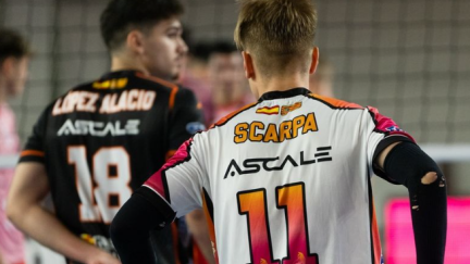 David López y Tobías Scarpa durante el encuentro disputado en Lugo. Foto: Pamesa Teruel Voleibol