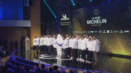 Los nuevos ganadores de la estrella Michelin posan en la foto de familia. / Aragón TV