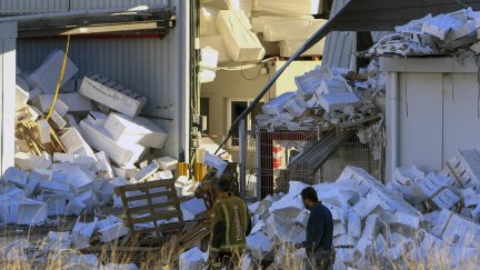 Bomberos revisan los daños causados por una explosión registrada en una nave industrial en Ibi (Alicante). / EFE