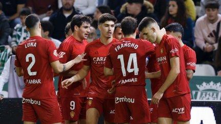 Los jugadores del Real Zaragoza quieren volver a celebrar una victoria.