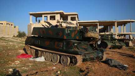 Tanque abandonado por el Ejército Sirio cerca de Maarat al-Numan. / EFE