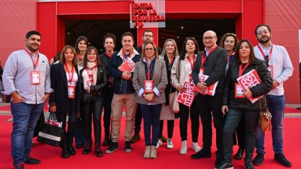 La delegación de los socialistas turolenses, encabezada por la secretaria general, Mayte Pérez, en el 41º Congreso Federal celebrado en Sevilla. / Europa Press