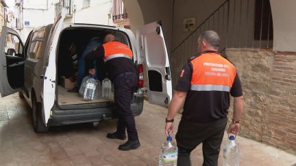 Comarca, ayuntamiento y emergencias siguen repartiendo agua en los seis municipios en los que el agua del grifo no es apta para consumo humano. / Aragón TV