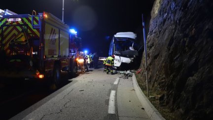 Los servicios de emergencias atienden en el lugar del suceso. / EFE