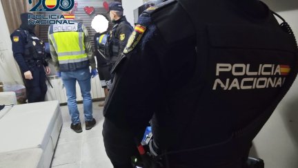 Agentes de Policía Nacional en la vivienda del barrio Oliver de Zaragoza que servía de punto de venta de droga. / Policía Nacional