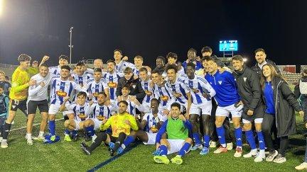 Plantilla y cuerpo técnico del Ejea celebrando su pase ante el Hércules. Foto X SD Ejea