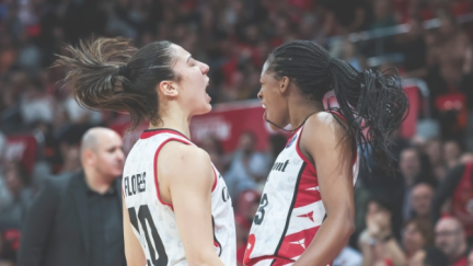 Laia Flores y Mawuli celebran una canasta durante esta temporada. Foto X Casademont Zaragoza