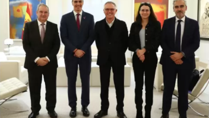 El presidente del Gobierno se reunió el pasado 25 de noviembre con el consejero delegado de Stellantis para discutir sobre el impulso al vehículo eléctrico. / Fernando Calvo
