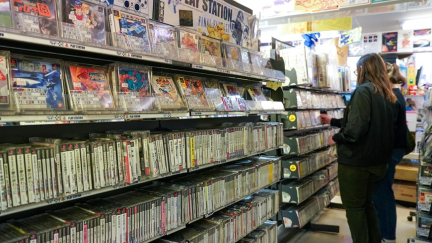 Estantería de juegos usados de PlayStation a la venta en una tienda de videojuegos retro en Tokio. / Efe-epa-Christopher Jue