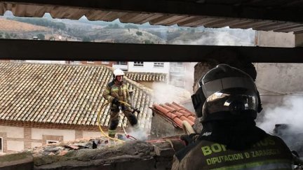 Bomberos de la DPZ trabajan para extinguir un incendio en una vivienda. / Archivo DPZ