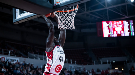 Jilson Bango realizando un mate en el último partido ante el Porto. Foto Casademont Zaragoza