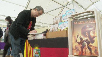 El editor Daniel Viñuales en la feria de Monzón. / Aragón TV