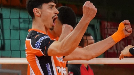 Mariano Vildosola celebra un punto en el choque ante Tarragona. Foto:Pamesa Teruel Voleibol