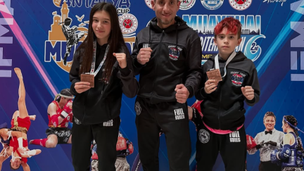 Valeria Simón y Cristian Bernal junto a su entrenador Manuel Bernal