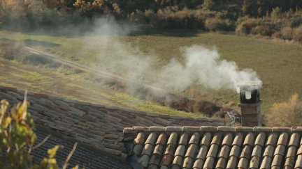 Las chimeneas simepre están activas en invierno, sobre todo en entornos rurales. / Aragón Tv