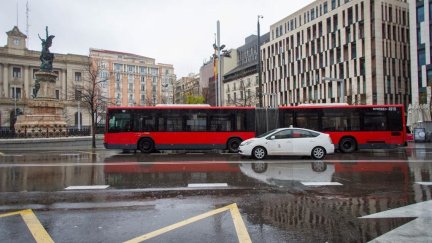 Un autobús y un taxi circulan por el centro de Zaragoza. / Dani Marcos