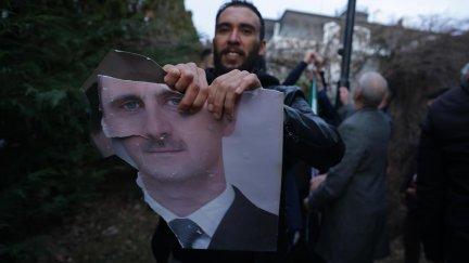 Un ciudadano sirio rompe una foto del depuesto presidente Bachar al Asad. / EFE