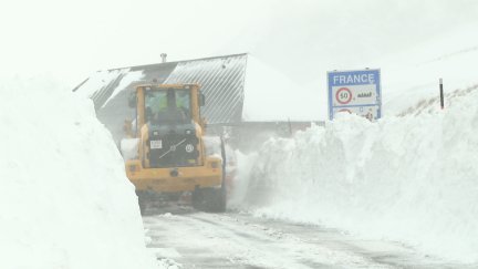 Una máquina quitanieves limpiaba este martes la carretera en el Portalet. / Aragón TV
