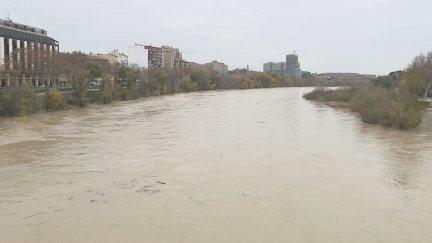 La punta de la crecida del Ebro pasará por Zaragoza entre las 14:00 y las 16:00 de la tarde de este miércoles. / Aragón TV