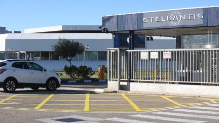 Fachada de la fábrica de Stellantis en Figueruelas. / Europa Press