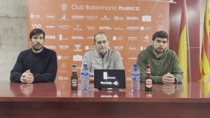 Jose Francisco Nolasco junto a los capitanes Daniel Arguillas y Miguel Malo, en la previa del duelo.