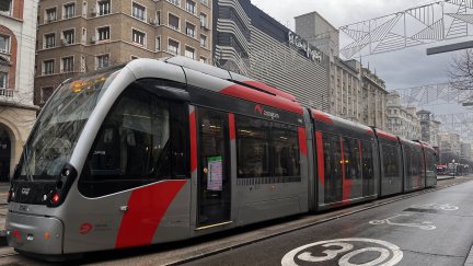 Tranvía de Zaragoza a su paso por el paseo Independencia. / Europa Press