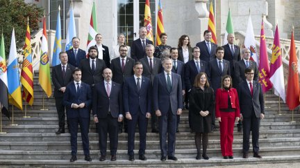 Foto de familia de la Conferencia de Presidentes. / EFE. Pedro Puente Hoyos