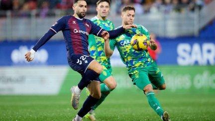 Un momento del partido en Ipurúa