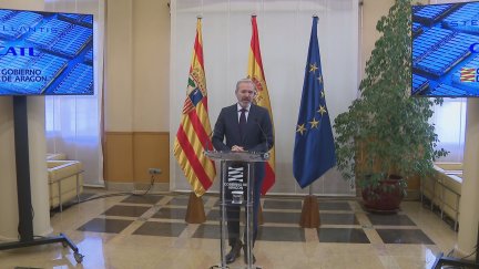 Jorge Azcón anunciando la Declaración de Interés Autonómico de la fábrica de baterías de Stellantis y CATL tras el Consejo de Gobierno. / Aragón TV