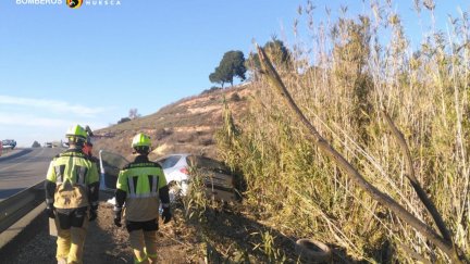 Bomberos de la DPH junto al vehículo accidentado. / DPH