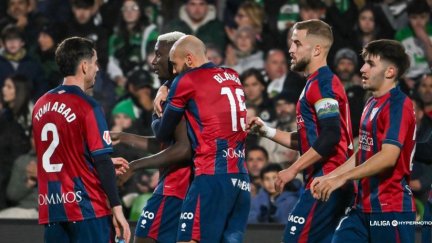 La plantilla celebra el gol de Soko en Santander