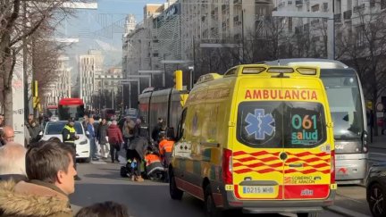 Los servicios de emergencia han atendido a la víctima del atropello del tranvía. / Aragón TV