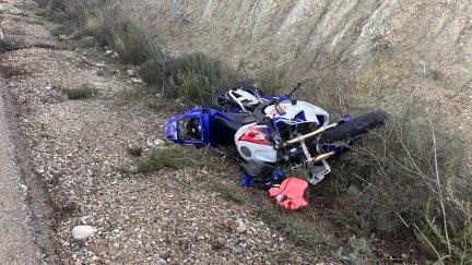 Estado en el que ha quedado la motocicleta tras el accidente. / Guardia Civil