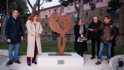 La alcaldesa de Zaragoza, Natalia Chueca, junto a la escultura donada. / Chus Marchador