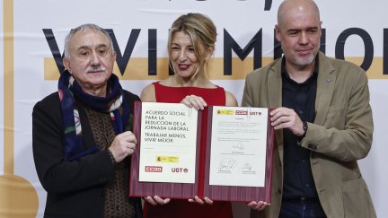 Imagen de archivo del secretarioEl secretario general de UGT, la ministra de Trabajo y el secretario general de CC. OO., tras la firma del acuerdo para reducir la jornada laboral. / EFE. Rodrigo Jimenez general de CC. OO., la ministra de Trabajo y el secretario general de UGT. / Aragón TV