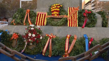 Coronas de flores y arreglos en el homenaje a Juan de Lanuza y al Justiciazgo. / Aragón TV