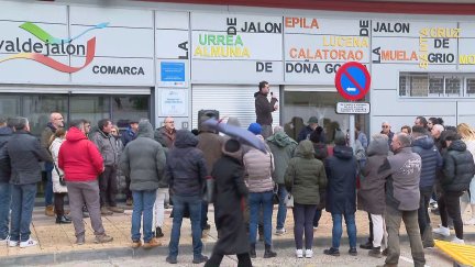 Concentración de agricultores y ganaderos de Valdejalón este lunes. / Aragón TV